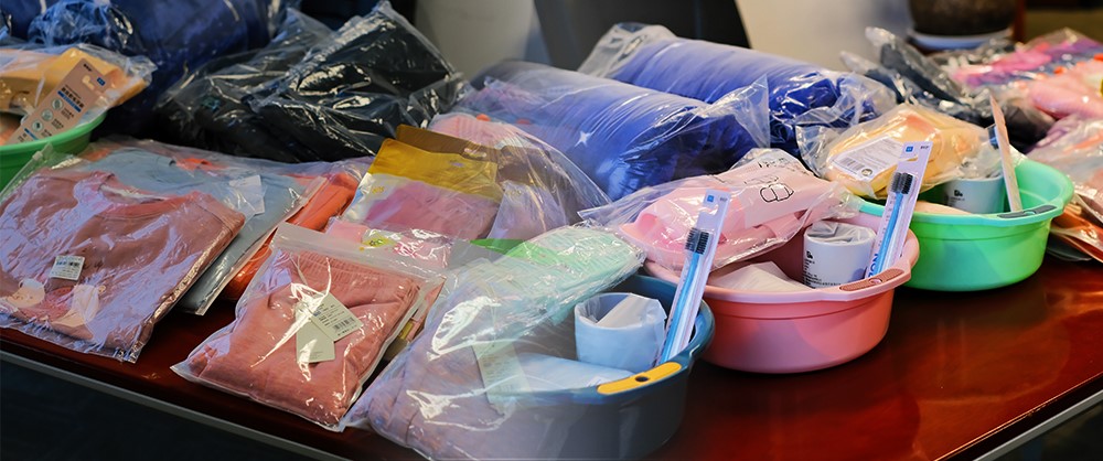 桌子上放著許多雜物描述已自動生成